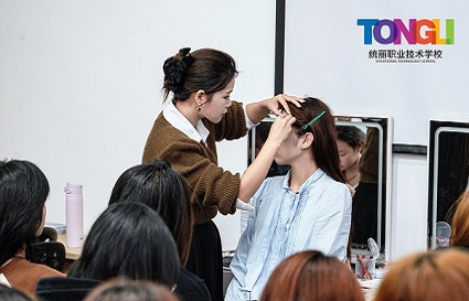 选择化妆学校什么更重要？课程？学费？还是。。。