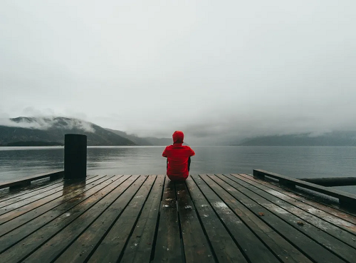 (1)黑白照片是捷径:因为色彩灰暗,这个颜色,本身好似要讲一个久远的