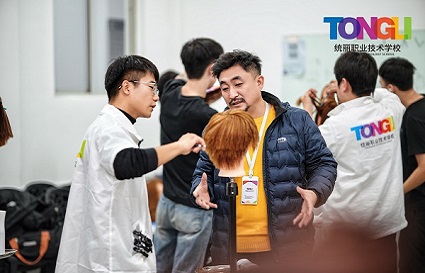 学美发怕理论多实操少？统丽美发学校 80% 实操课程